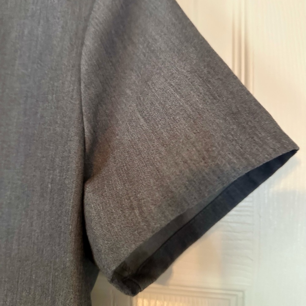 FIGS Charcoal Gray V-Neck Medical Scrub Top - Picture 4 of 10